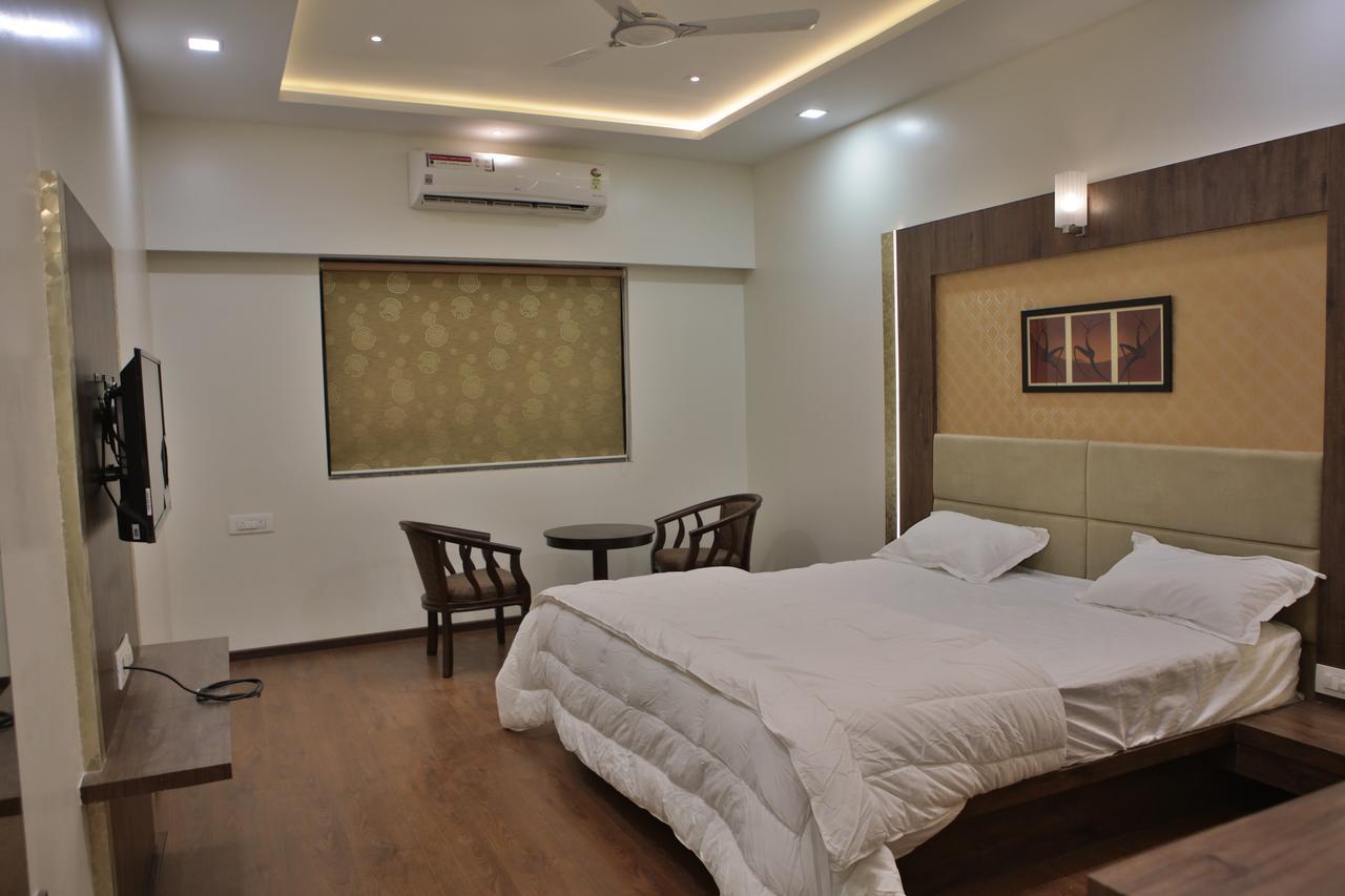 Hotel K P Pride Jalgaon Екстер'єр фото