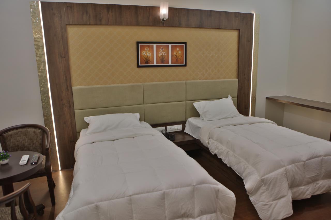 Hotel K P Pride Jalgaon Екстер'єр фото